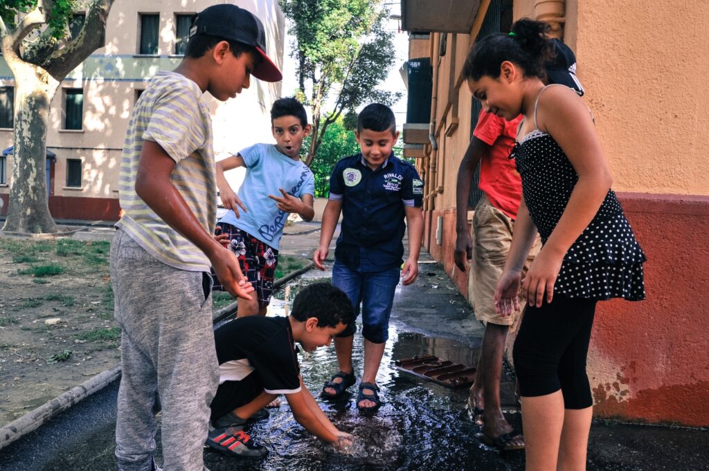 bambini acqua avignone comunità giochi strada francia migrazione inclusione