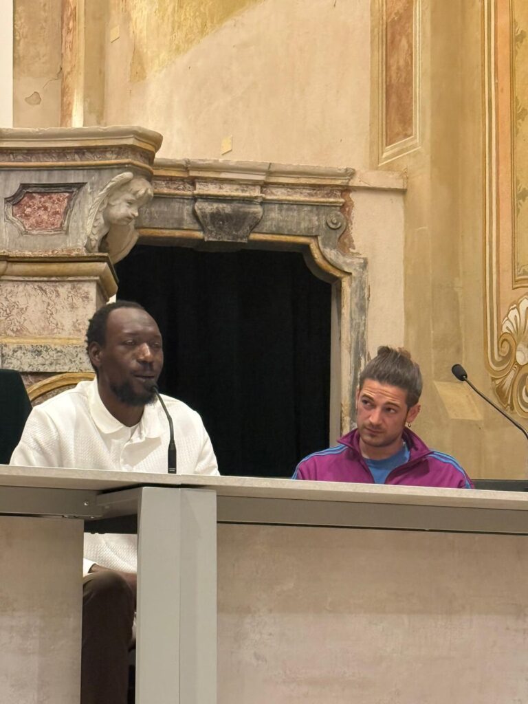 proloco canale no sagre cambiamenti palco chiesa due persone una bianca una nera 