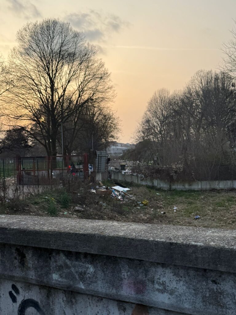 parco abbandonato piscina sempione marro discarica abusiva muretto cielo tramonto crack Cuneo piscine Sempione Torino